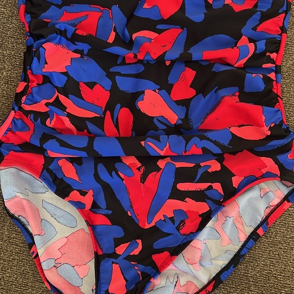 Aqua Green Cinch
Front One Piece Swimsuit
Medium Multicolor Size 8 - Picture 10 of 14